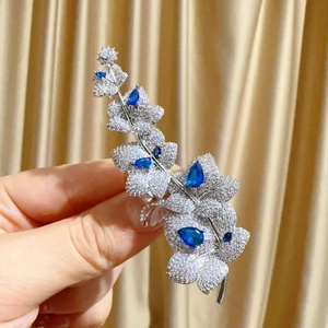 Lussuosa Spilla in Rame con Zirconia a Foglia di Acero e Fiore per Donna Elegante Gemma a Pera Blu Gialla Gioielli per Feste