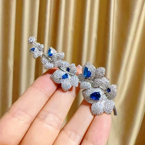 Elegante spilla a foglia d'acero argentata con zirconi scintillanti e gemme blu
