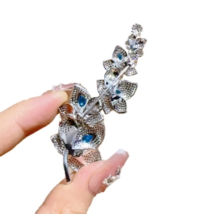 Spilla di lusso foglia d'acero in metallo argento con zirconi bianchi e pietre blu