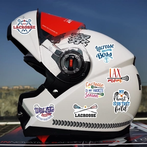 Dettaglio di adesivi da lacrosse impermeabili applicati su un casco bianco sportivo