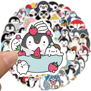 Gros plan d'un autocollant pingouin mignon en PVC imperméable avec motif de pastèque