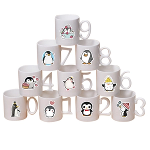 Vue détaillée de dix tasses en céramique avec motifs pingouins et anses chiffres de 0 à 9