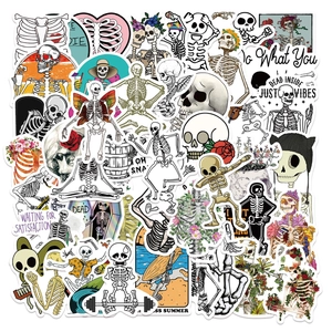 Set di 50 adesivi artistici con teschi cartoon per decorare valigie e laptop