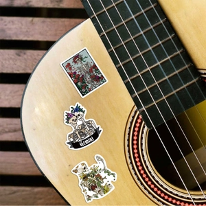 Wasserdichte Vinyl-Totenkopf-Aufkleber mit Rosen und Zwilling-Motiv auf einer Gitarre