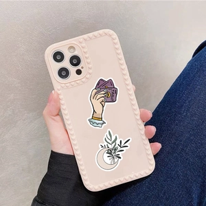 Coque iPhone rose nude avec illustration de tarot et bord ondulé à relief de cœur