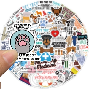 Mano che tiene adesivi veterinari impermeabili con icone di animali e slogan professionali