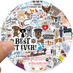 Mano con 50 adesivi impermeabili a tema veterinario e cura degli animali domestici