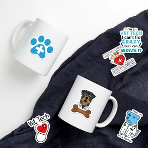 Adesivi veterinari impermeabili su una tazza in ceramica con illustrazioni di Dogtor