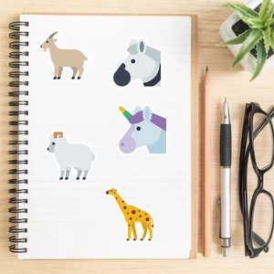 Gros plan d'autocollants animaux sur un carnet avec fini mat et design plat