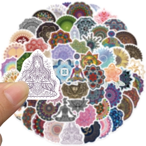 Détail d'un autocollant mandala tenu à la main montrant des motifs de yoga complexes