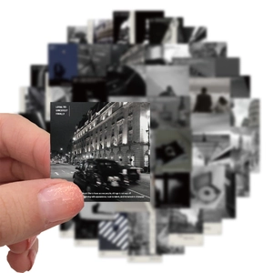 Détail de l'autocollant carré noir et blanc avec vue de Londres et citation inspirante