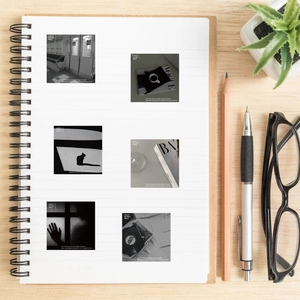 Détail de 6 autocollants style film noir et blanc sur carnet avec photos urbaines
