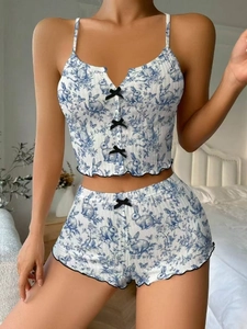 Détails du pyjama à motif lapin bleu avec nœuds noirs et finitions à bords ondulés
