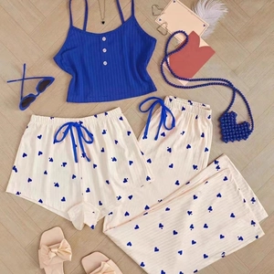 Dreiteiliges Pyjama-Set mit Herzprint, königsblauem Ripp-Top und langer Hose
