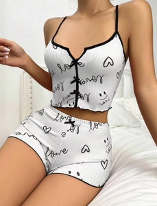 Détail du pyjama blanc en maille côtelée avec motifs imprimés love et smile