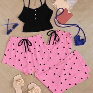 Dreiteiliges Damen-Schlafanzug-Set mit schwarzem Tanktop und rosa Herz-Druck Hose