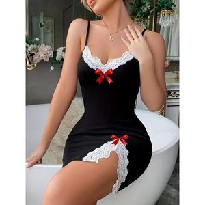 Abito sottoveste nero con pizzo e fiocchi rossi in un bagno dal design elegante