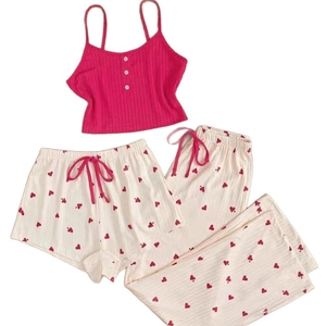 Dreiteiliges rosa Pyjama-Set mit Herzmuster, Camisole, Shorts und langer Hose