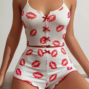 Ensemble homewear côtelé pour femme avec imprimé lèvres papillon et caraco à nœud