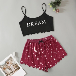 Pyjama femme avec débardeur 'DREAM' et short à imprimé lune et étoiles à bords ondulés