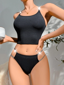 Détail d'un ensemble de lingerie côtelé noir avec bretelles scintillantes et coupe haute