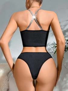 Vue arrière d'un ensemble lingerie côtelé noir avec bretelles croisées pailletées