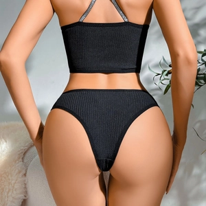Ensemble lingerie noire côtelée deux pièces avec bretelles scintillantes et coupe haute dos