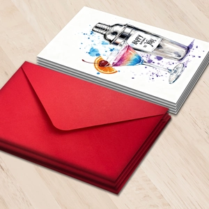 Set di biglietti d'auguri cocktail acquerello con buste rosse su legno chiaro