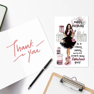 Vue détaillée de cartes Happy Birthday et Thank You dessinées à la main sur un bureau