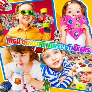 Detailweergave van diverse Amerikaans voetbal vinyl stickers op waterflessen en skateboards
