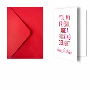 Détails avec dimensions de l'ensemble enveloppe rouge et carte d'anniversaire