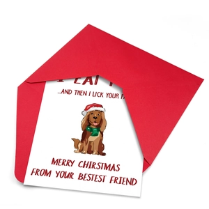 Grappige kerstkaart met cartoonhond en rode envelop voor vrolijke feestdagen