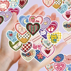 Detailopname van vintage hartstickers met schattige katten- en konijnenillustraties