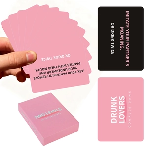 Dettaglio del gioco di 50 carte per coppie Drunk Lovers con confezione regalo rosa