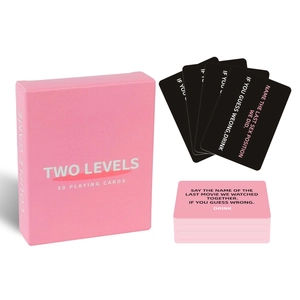 Dettaglio di 50 carte da gioco per coppie e scatola rosa con domande interattive Two Levels