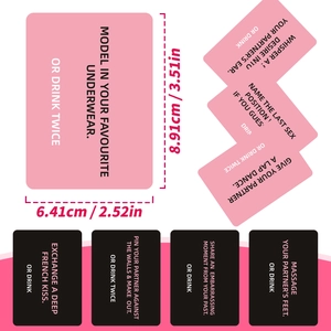 Vista dettagliata delle carte gioco per coppie con dimensioni di 8,91cm x 6,41cm in rosa e nero