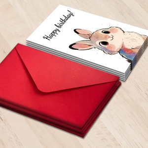 Détail de cartes d'anniversaire lapin mignon avec enveloppes rouges sur bois