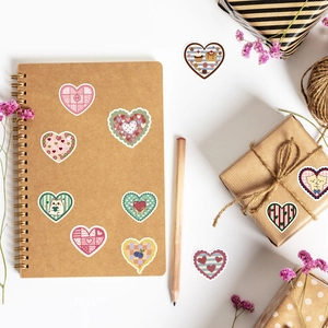 Macro-weergave van vintage hartstickers op kraftnotitieboek en geschenkdoos voor DIY