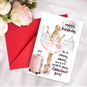 Dettaglio biglietto auguri compleanno alla moda con busta rossa e decorazione floreale