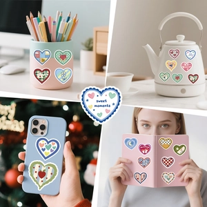 Collage van vintage hartstickers op telefoonhoesje, waterfles en dagboek