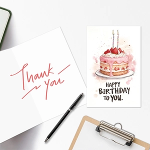 Détail de la carte d'anniversaire gâteau à la fraise et enveloppe rouge sur bureau