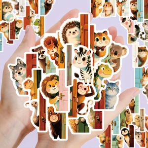 Gros plan d'une main tenant des autocollants d'animaux mignons avec finition en vinyle