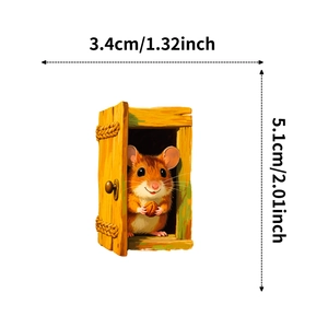 Vue détaillée d'un autocollant souris avec noisette, dimensions 3,4 cm par 5,1 cm pour décor