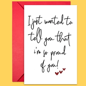 Detail van wenskaart met I am so proud of you tekst en een levendige rode envelop