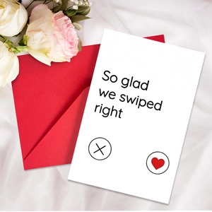 Gros plan d'une carte de la Saint-Valentin avec texte et enveloppe rouge sur soie
