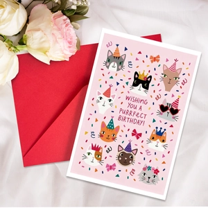 Détail d'une carte d'anniversaire chat rose avec enveloppe rouge et rose blanche