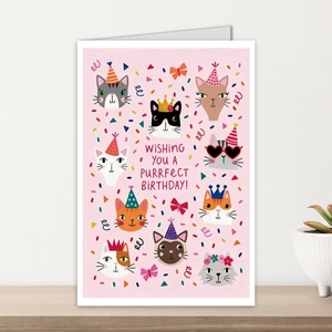 Détail d'une carte d'anniversaire rose avec chats mignons et texte Purrfect Birthday