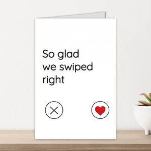 Carte de vœux moderne blanche avec texte So glad we swiped right sur bois