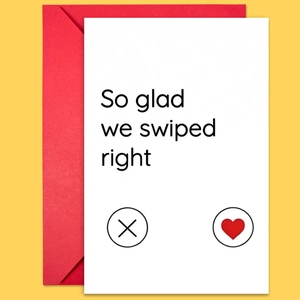 Détail d'une carte de Saint-Valentin créative et enveloppe rouge sur fond jaune vif