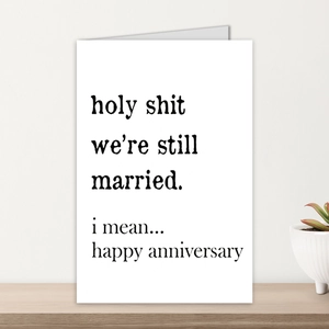 Vue détaillée d'une carte d'anniversaire minimaliste blanche sur un bureau en bois clair